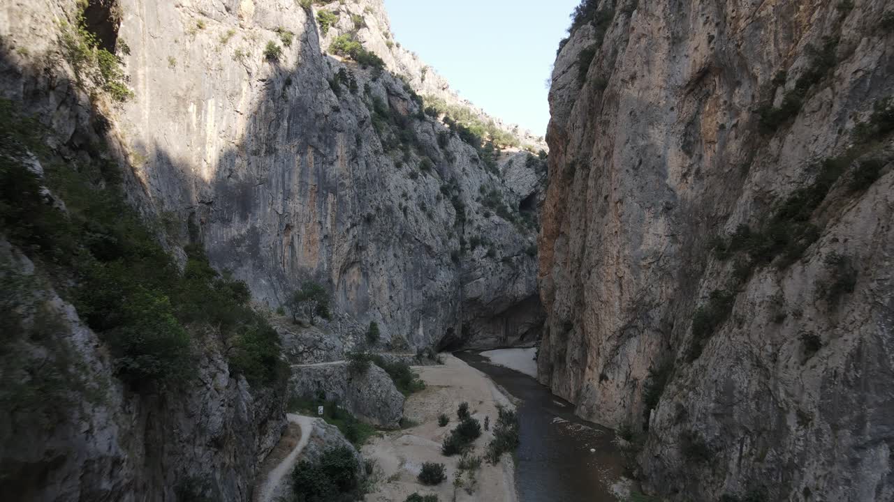 tomada de avión no tripulado del cañón gigante formado entre dos grandes montañas, vista del río que pasa a través del cañón