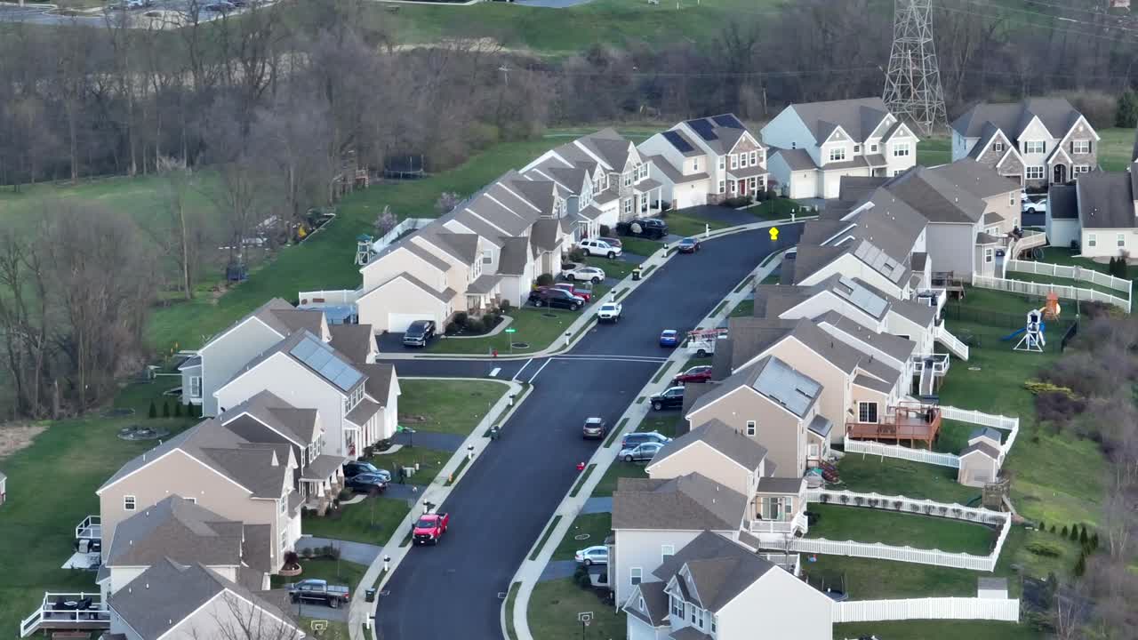 지붕 위에 많은 태양광 배열을 가진 미국의 주택 이웃
