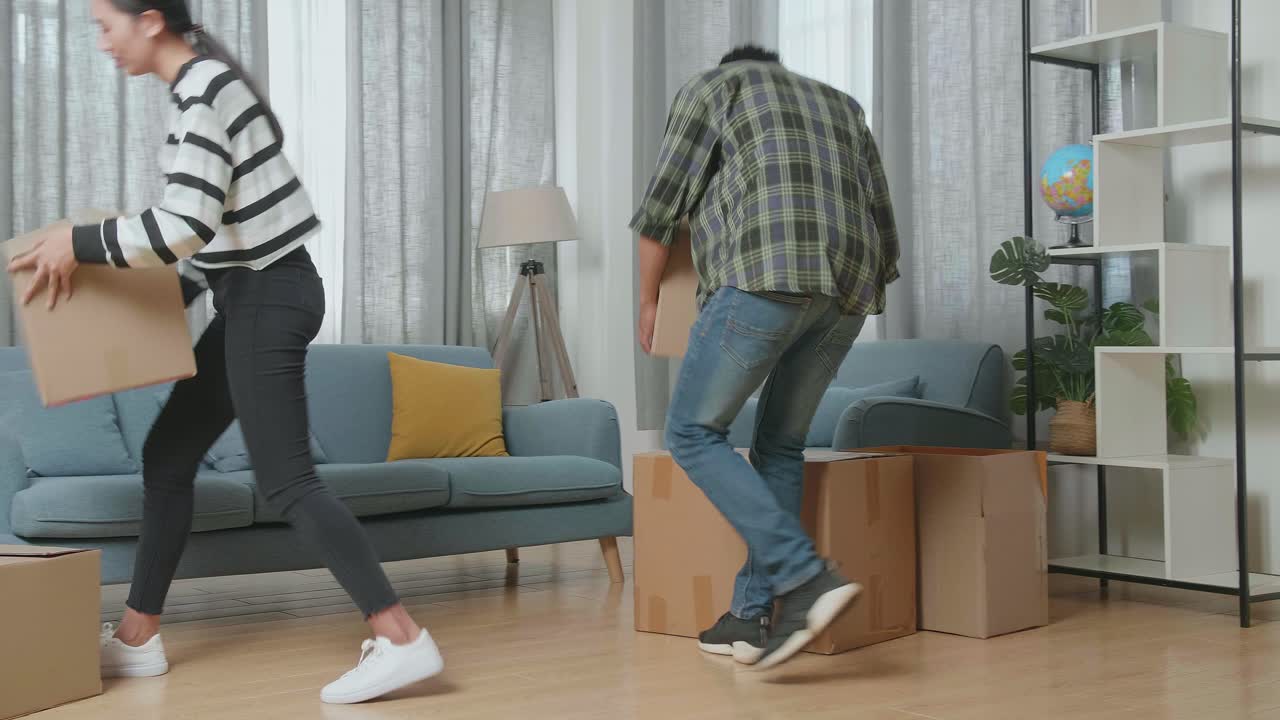 커플이 집을 옮기고 있습니다.