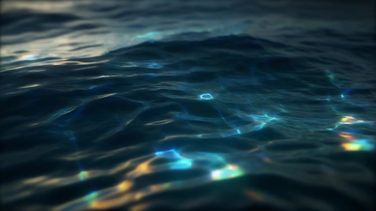 Primo piano astratto di onde scure dell'oceano con riflessi di luce scintillanti.
