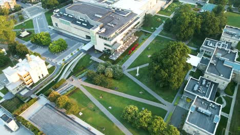 Museo-De-Bellas-Artes-De-Virginia-En-Richmond,-Virginia-|-Vista-Aérea-Panorámica-Hacia-Arriba-|-Verano-2021