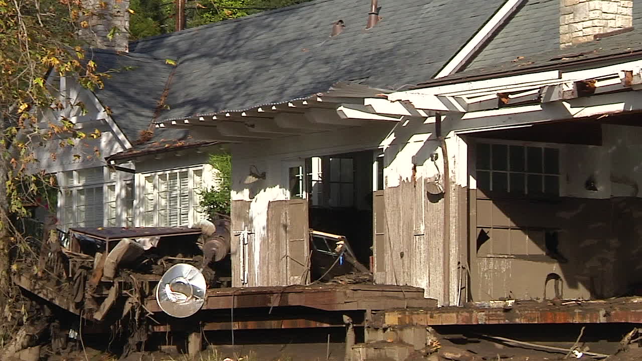 토마스 화재 재난 4 이후 캘리포니아 몬테시토에서 산사태로 인한 피해를 조사하는 소방대원들 4