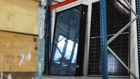 toma panorámica del almacén con modernas unidades de paneles solares, primer plano