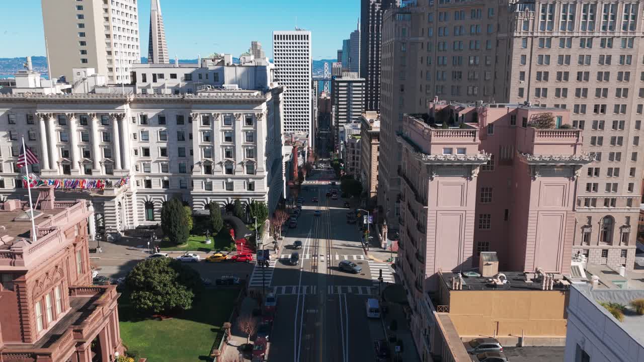 Ripresa aerea dal basso verso l'alto di California Street, nella parte superiore di Nob Hill a San Francisco, in California. Video 4K