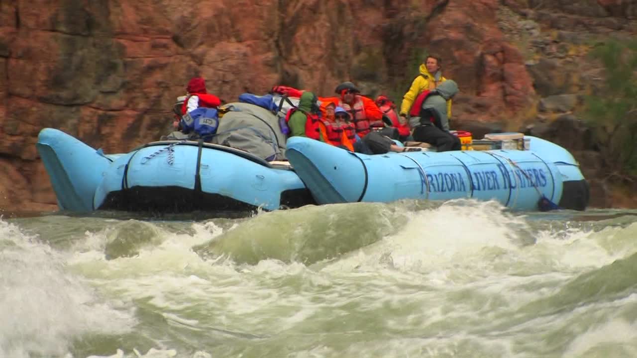 una expedición de rafting desciende por el río colorado en el gran cañón