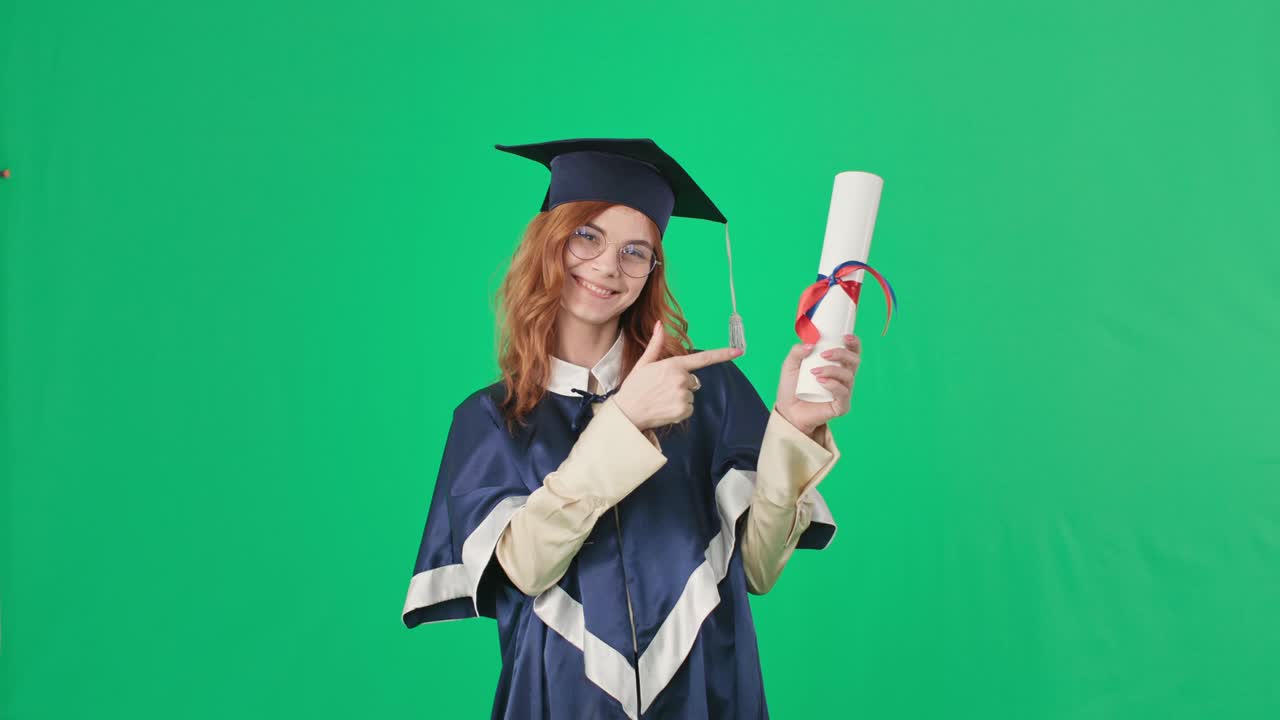 laurea, giovane donna allegra con un berretto accademico e mantello con il diploma in mano si rallegra alla fine degli studi in piedi su uno sfondo verde, chiave croma