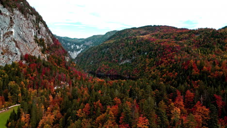 Montañas-Cubiertas-De-Colores-Otoñales-Que-Rodean-El-Lago-Toplitz-En-Austria