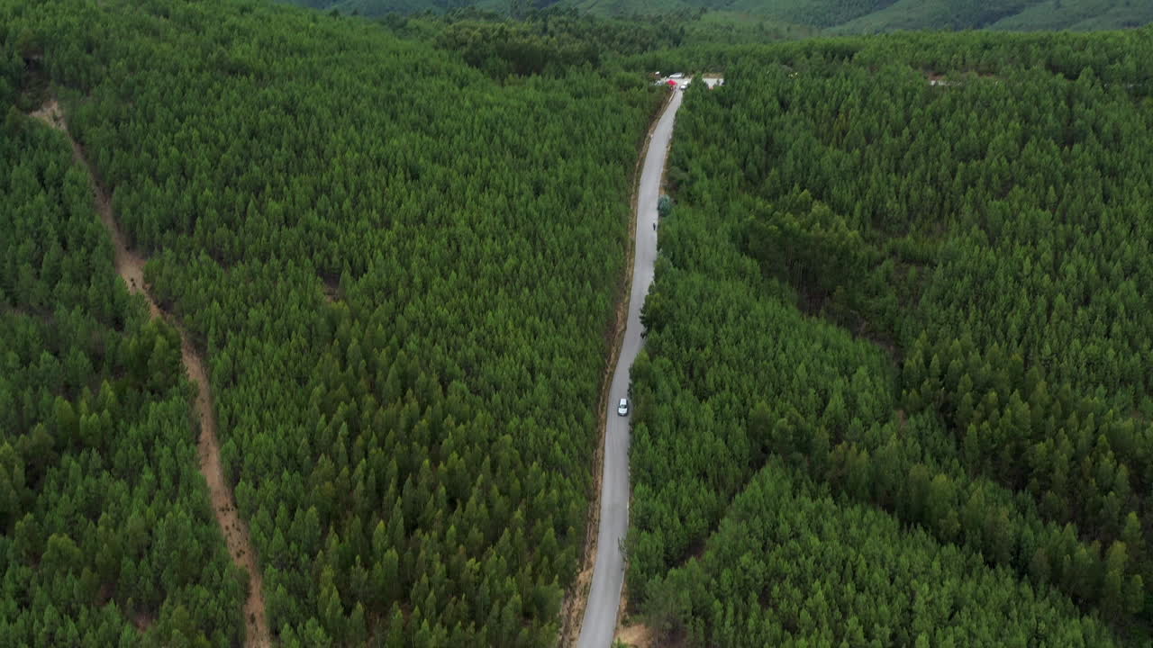 tiro superior gris del coche en el medio de la montaña