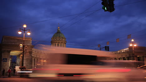 Zeitraffer-Des-Verkehrs-In-Der-Nähe-Der-Kasaner-Kathedrale