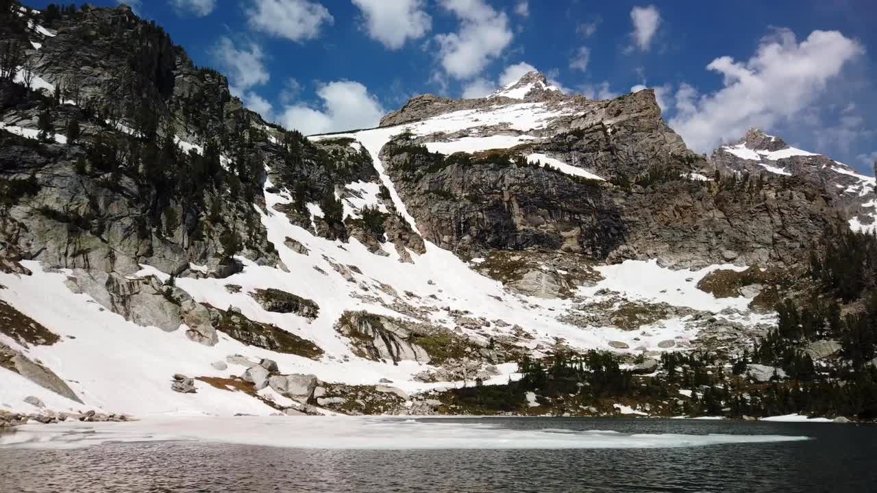 Time lapse di un gelido Lago Anfiteatro con il Grand Teton che incombe sullo sfondo nel Parco Nazionale Grand Teton in una giornata di inizio estate