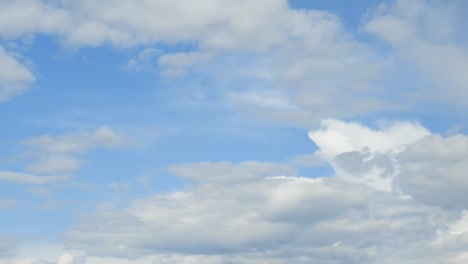 Lapso-De-Tiempo-De-Nubes,-Hermoso-Cielo-Azul-Con-Nubes