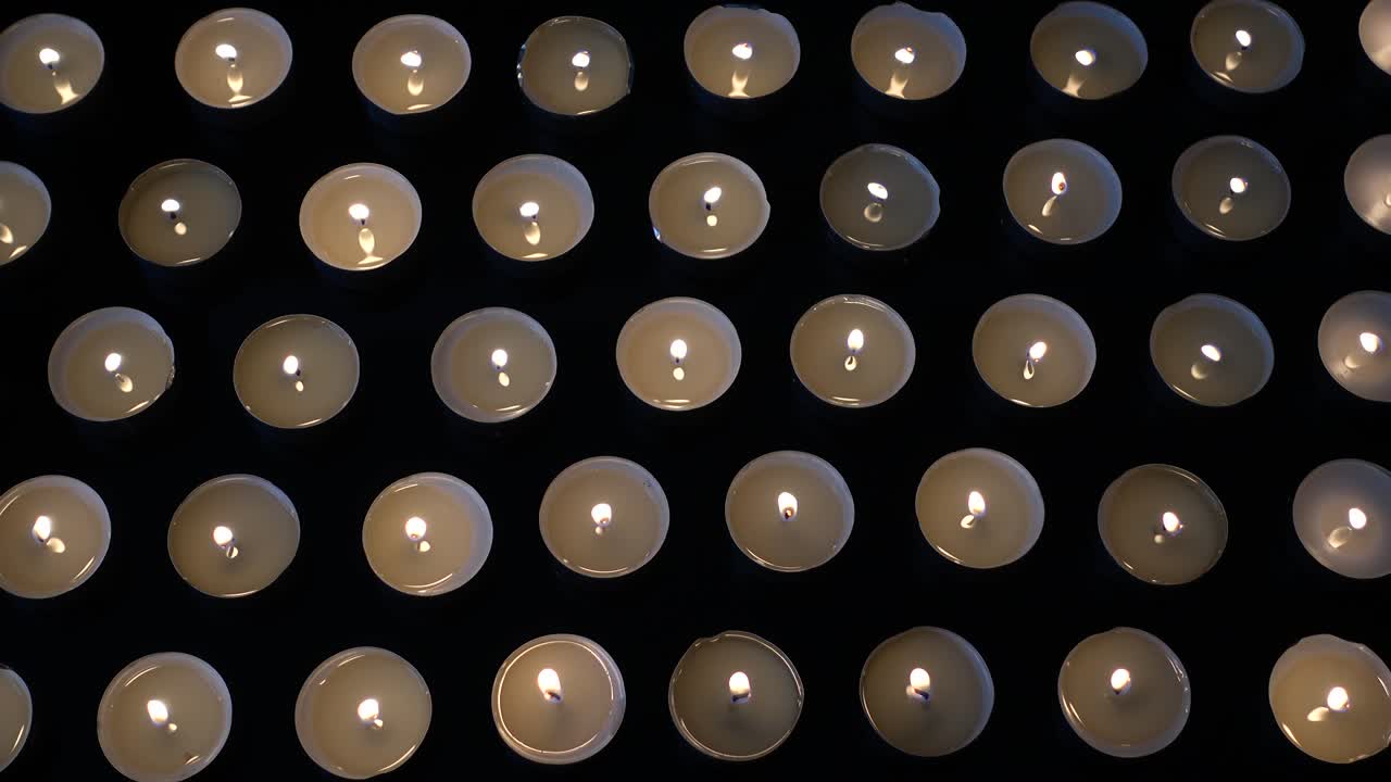 velas sobre un fondo negro.