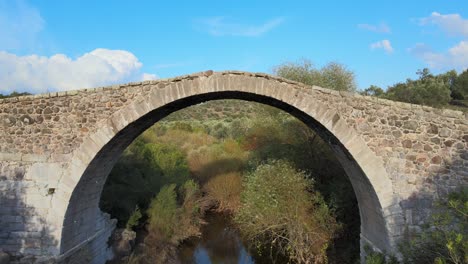 Diese-Bogenbrücke-Wurde-Im-13.-Jahrhundert-Von-Der-Genuesischen-Familie-Gattelusi-Erbaut