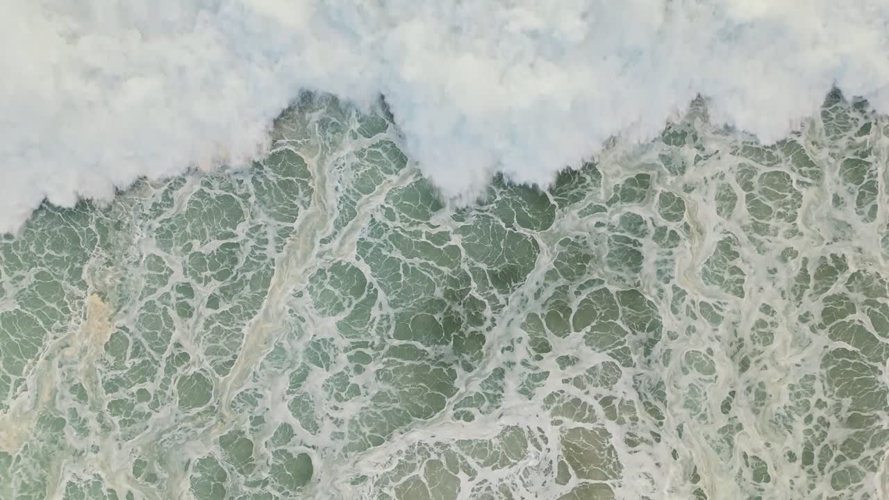 vista aérea de las enormes olas en nazare, portugal