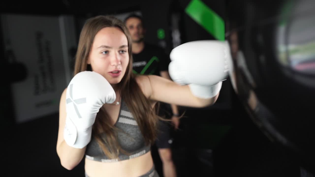 여자 권투 훈련과 함께 트레이너