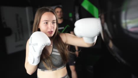 mujer entrenando boxeo con un entrenador