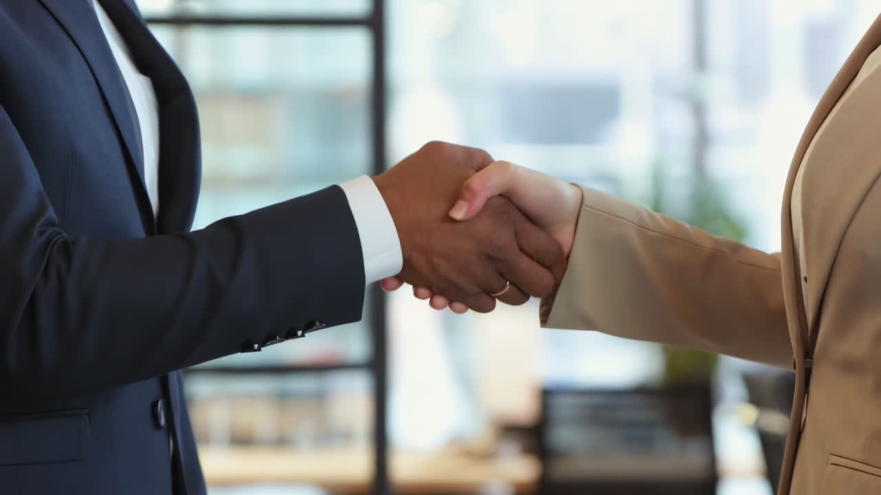 Due uomini d'affari che si stringono la mano in un ufficio