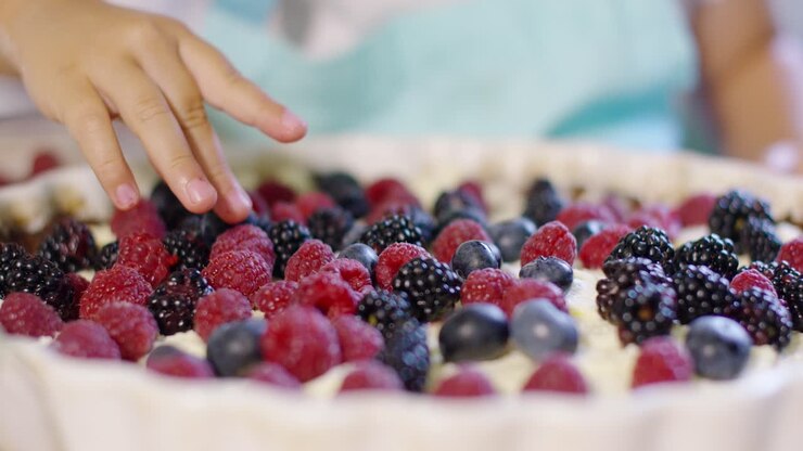 Crostata di frutta fresca fatta in casa con frutti di bosco assortiti