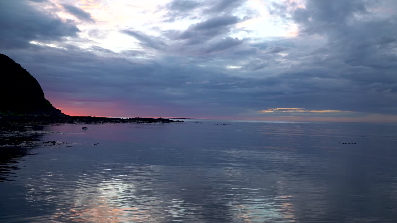 아름다운 풍경 속에서 북극에서 한여름 밤