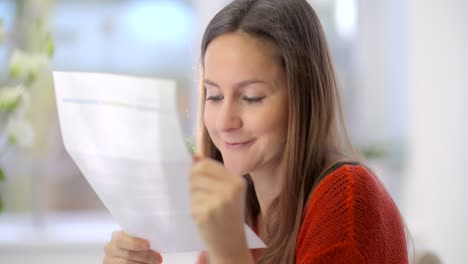 mujer relajada mirando billetes