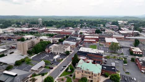 Asheboro,-North-Carolina,-Hohe-Luftaufnahme-über-Der-Skyline