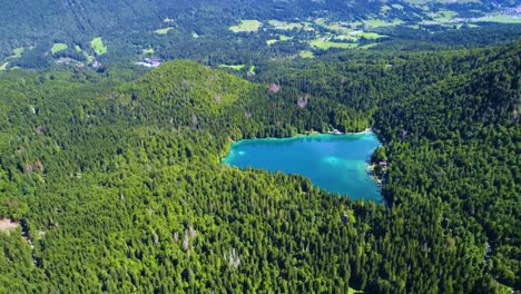 lago de fusine superior, alpes italianos. vuelos aéreos de aviones no tripulados.