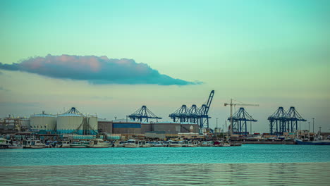 Timelapse-Del-Puerto-En-Un-Día-Soleado,-Barcos-Navegando