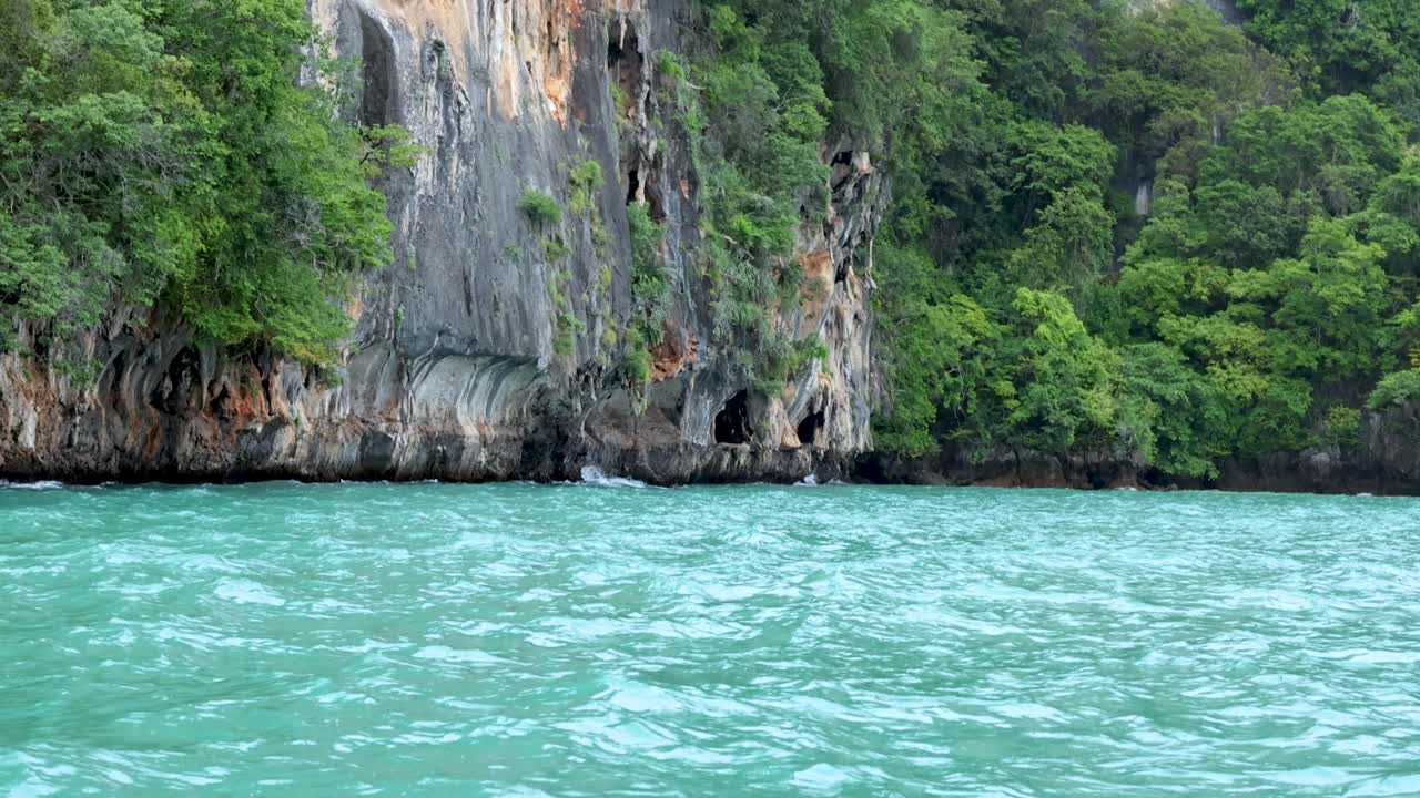 Vách đá xanh tươi và làn nước xanh ngọc bích ở Krabi