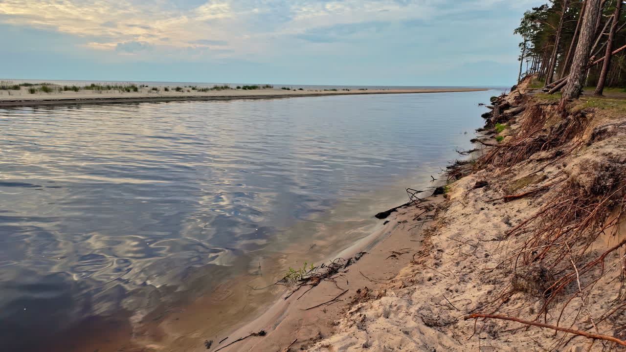 tiro estable tranquilo con olas calmantes y espacio de copia de una costa de la playa en grecia