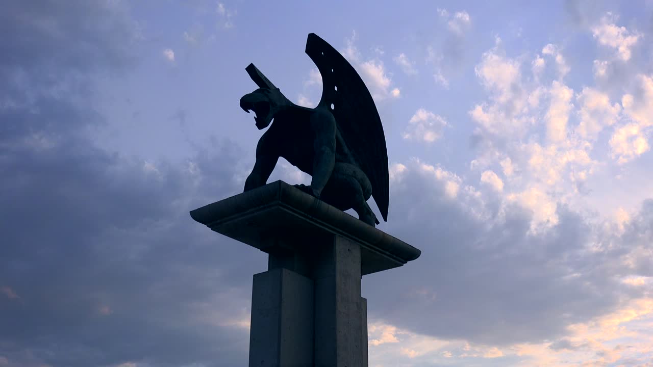 Una statua di un grifone mitologico vicino alla città di Valencia, Spagna