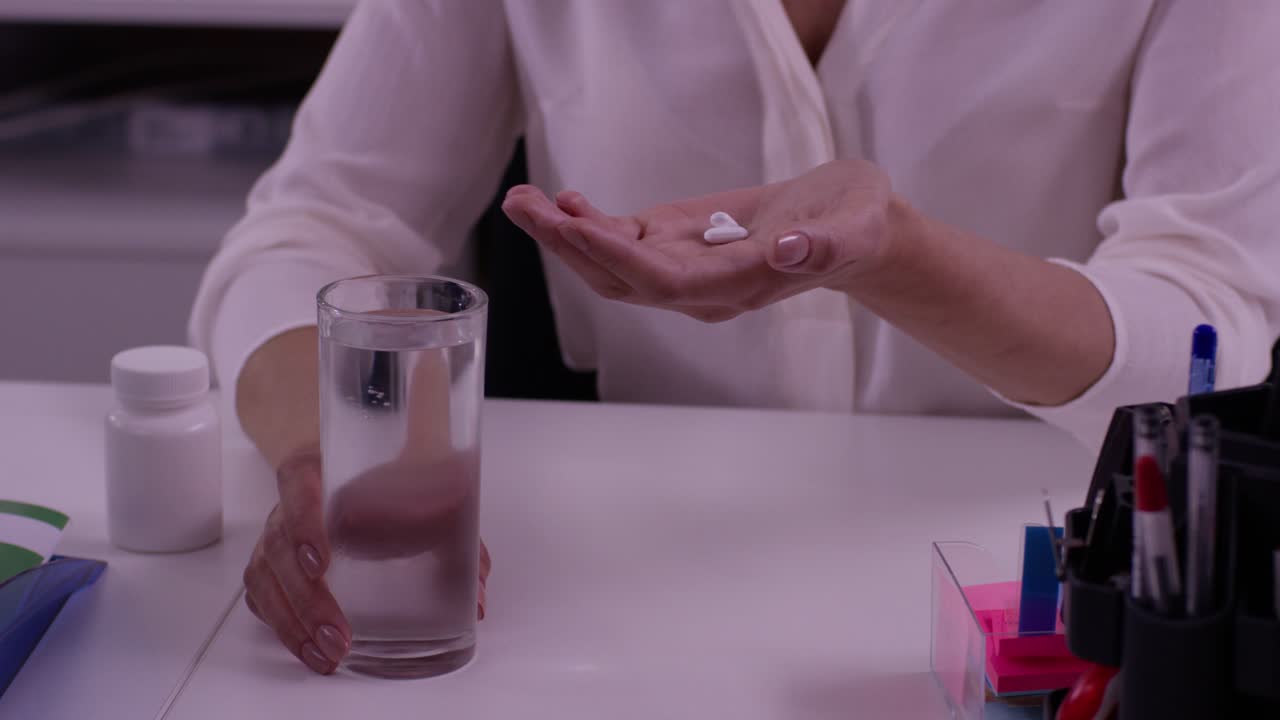 mujer que toma medicamentos