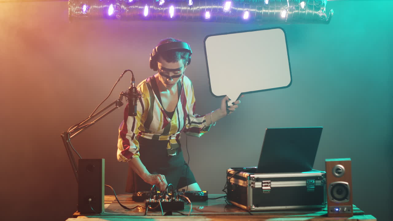 DJ donna che mostra un'icona a fumetto in discoteca