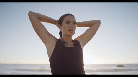 fitness, cansado y mujer en la playa con música