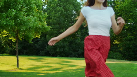 Cheerful-family-running-in-green-meadow.-Kids-and-parents-playing-in-field