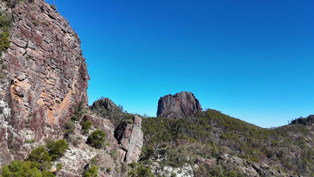 Ampia veduta aerea di guglie di roccia vulcanica e montagne nel Parco Nazionale Warrumbungle, Australia