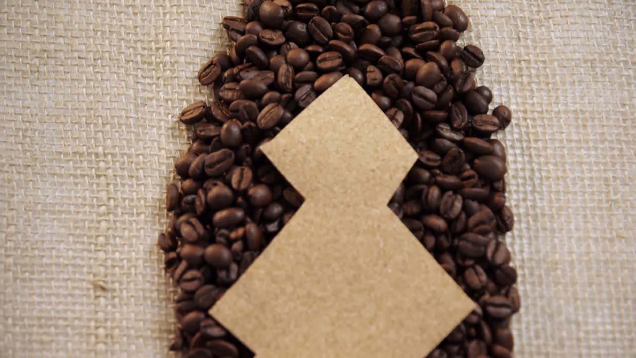 커피 콩 에 배열 된 카드보드 로 만든 크리스마스 트리 4k