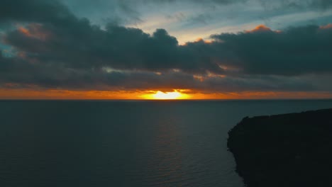 Hermosa-Foto-De-Una-Puesta-De-Sol-Cerca-De-Una-Isla-Tropical