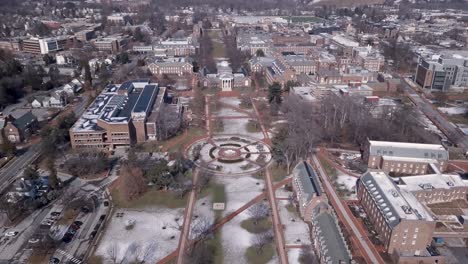 universidad de delaware college campus quad con nieve en antena de invierno