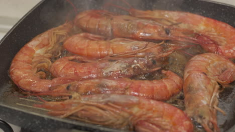 cocinar camarones rojos en una sartén