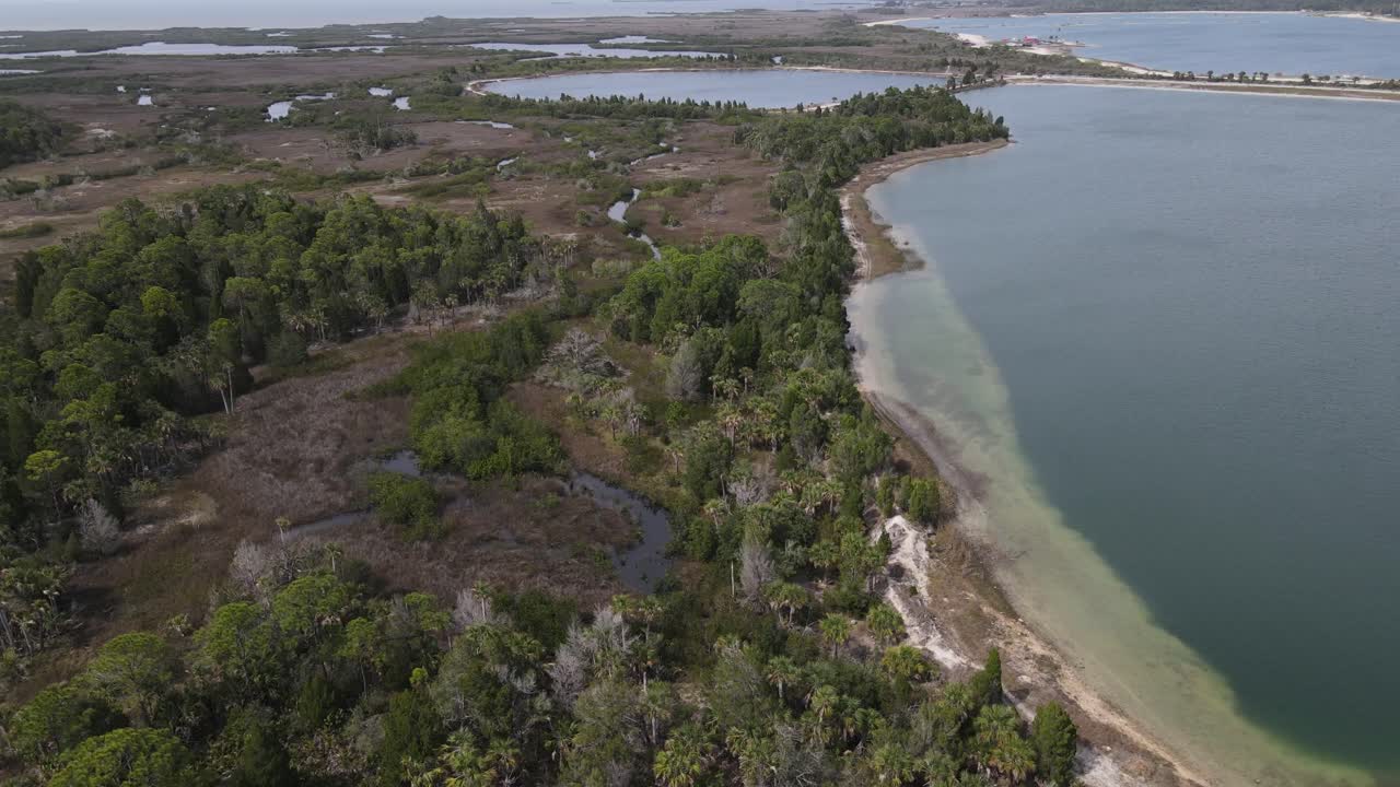 exuberante estuario y humedales que conducen al golfo de méxico desde sunwest park, un parque público en la costa del golfo de florida, ee.uu.