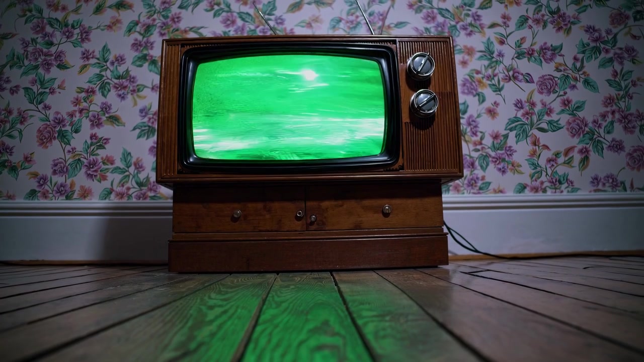 Schermo verde tremolante su un televisore vintage in una stanza retrò