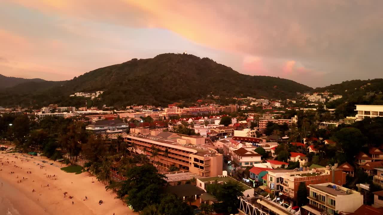 vista aérea del atardecer sobre la playa de kata y hoteles resort en phuket