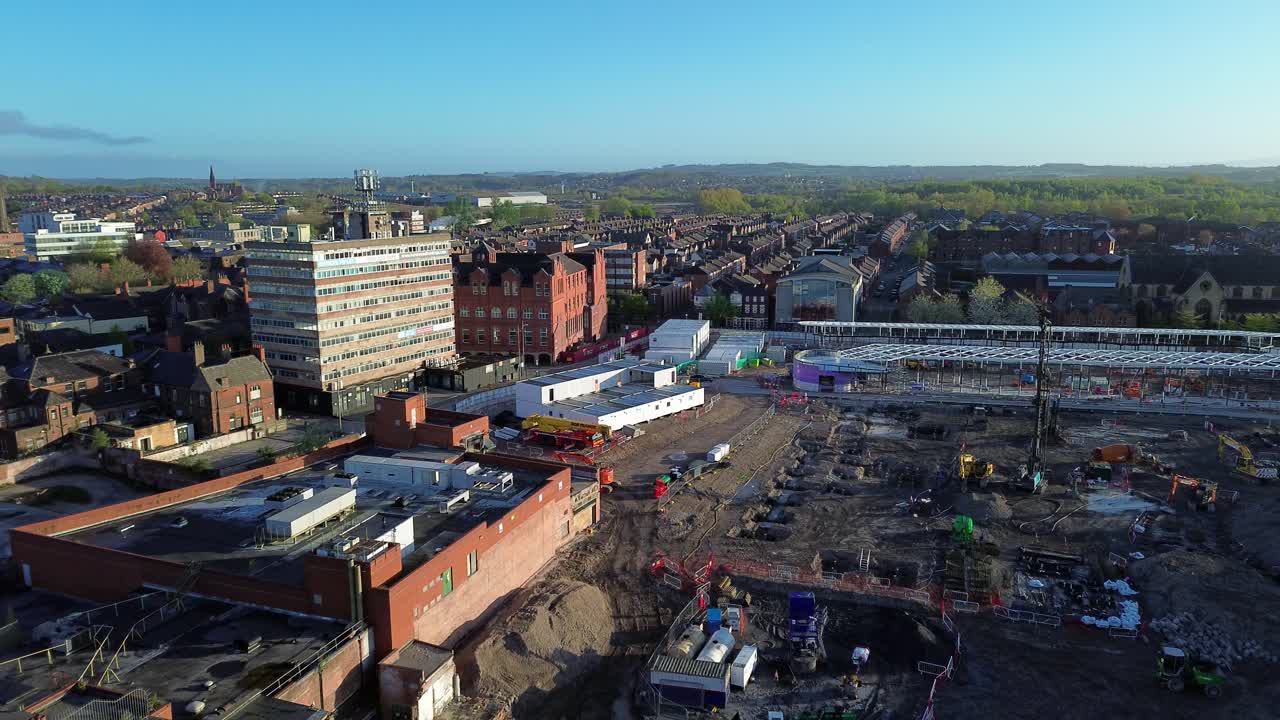 Flyfoto av byens infrastrukturfornyelsesprosjekt som viser byggeplass og kirketårn.