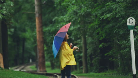 mujer joven caminando en el bonito parque