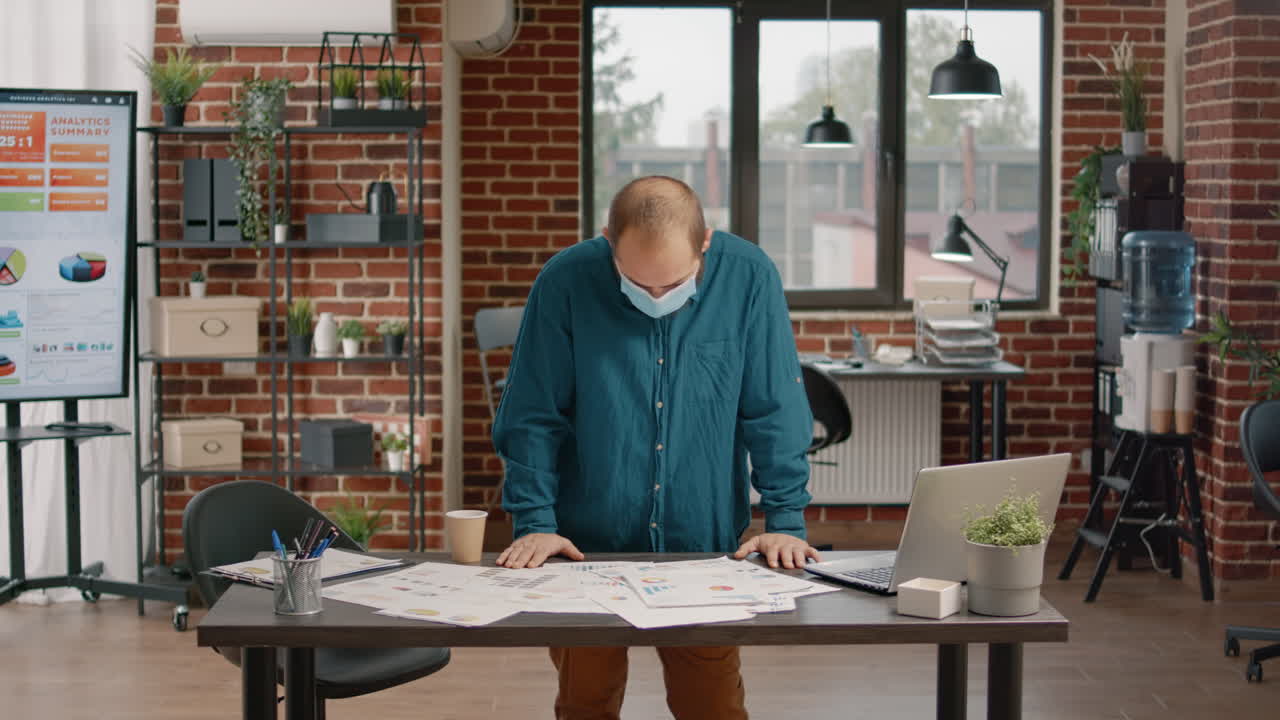 Uomo che lavora alla scrivania con strumenti di analisi e laptop
