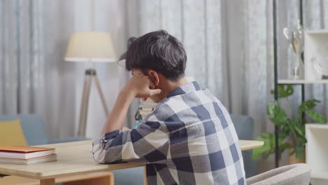 집에서 공부하는 젊은이