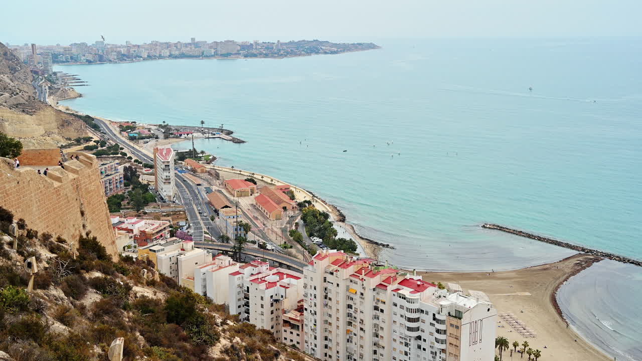 Alicante, İspanya'daki Santa Barbara Kalesi'nden sahil şeridi ve binaların görünümü