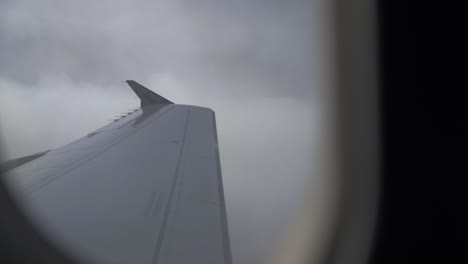 Avión-Volador-Y-Alas-Cortando-Las-Nubes