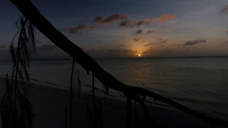 Lapso-De-Tiempo-Del-Sol-Poniéndose-A-Lo-Largo-De-Una-Playa-De-Saipan