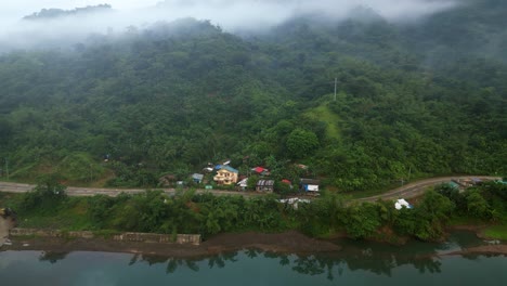 Pequeño-Pueblo-En-La-Carretera-De-La-Montaña-Junto-Al-Río-Durante-La-Mañana-Brumosa